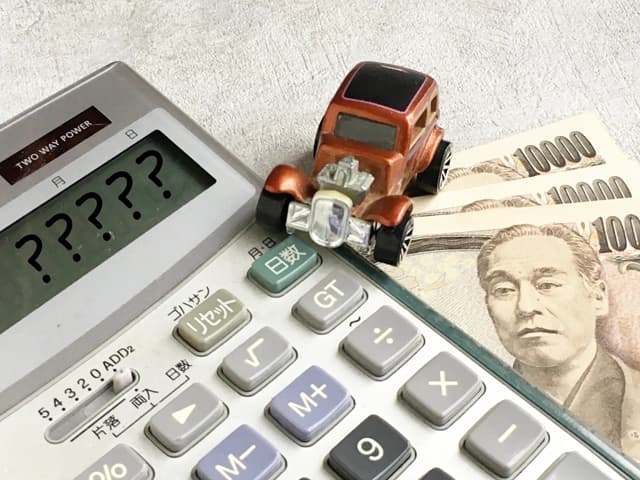 計算機とお金のイメージ
